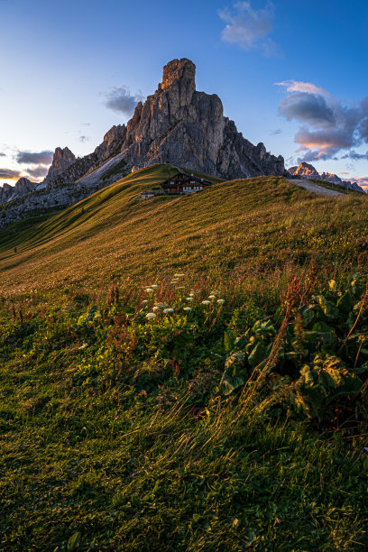 夕阳下白云岩山口的照片图片下载