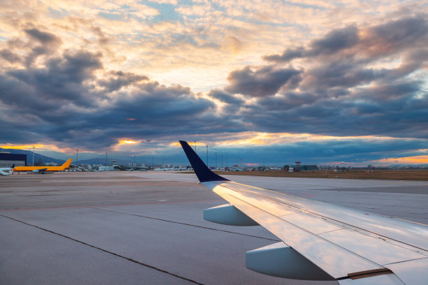 国际机场跑道上的飞机，控制导航塔和飞机图片下载