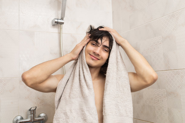 这家伙正在擦干他的头图片下载