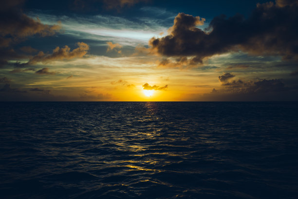 大海上的日落。图片下载