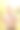 小女孩走在秋叶林中。孩子在公园里玩耍。一家人带着孩子一起在日落时分度假。秋天的假期在大自然。特写镜头。阳光下的春天心情照片图片下载