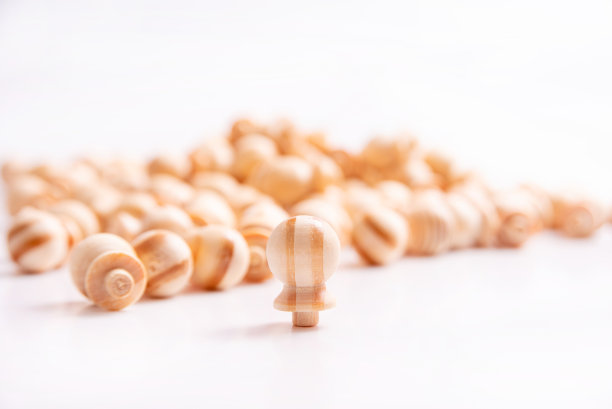 木制抽屉旋钮图片在白色背景，选择性聚焦。图片下载