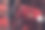一个身穿红色格纹大衣的人体模特身上挂着一个金色链条上的红色女性手包。特写照片。软的焦点。图片下载