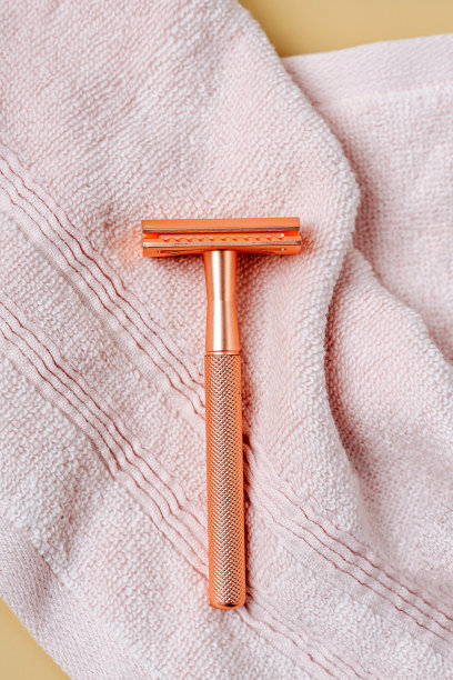 安全剃刀和毛巾在米色背景。天然护肤美容产品概念。“零浪费”的概念。塑料是免费的。图片下载