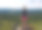 美丽年轻的白人女子站在岩石上，望向森林山谷。旅游背景，奥地利图片下载