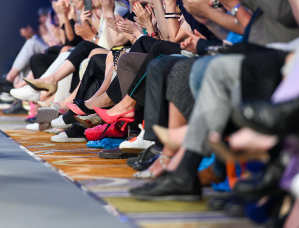 观众在时装秀上走秀时鼓掌图片下载