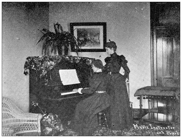 1898年，来自堪萨斯州劳伦斯的古董照片:哈斯凯尔学院音乐系图片下载