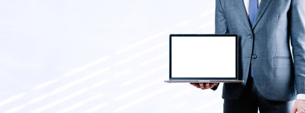 商人电脑屏幕。商人拿着笔记本。白色背景的空白模拟笔记本电脑屏幕。监控模拟模板。图片下载