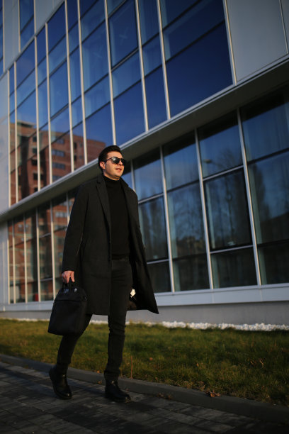 商人走在人行道上，通过建筑股票照片图片下载