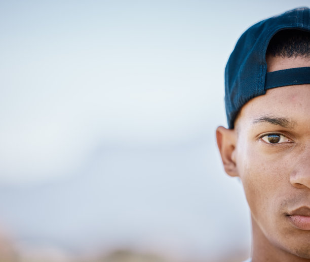 在户外健身、锻炼或训练时，一位运动黑人的肖像、一半和模型看起来很严肃。一个男运动员站在外面空白的模拟空间上，他的脸、注意力和心态图片下载