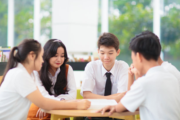 孩子们回到学校。一群孩子。图片下载