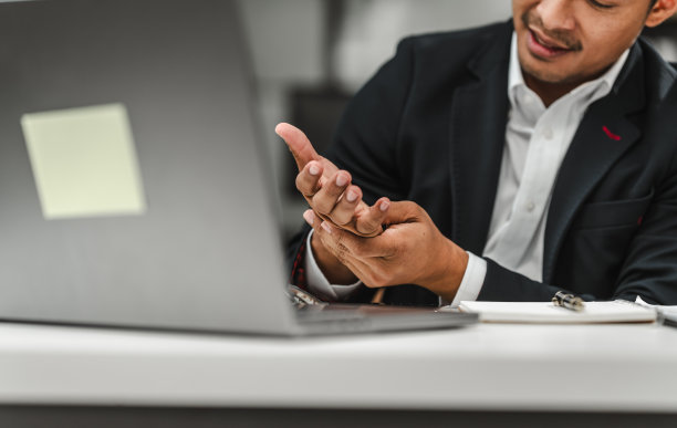 亚洲印度商人特写:使用电脑导致手腕疼痛，办公综合症，职业性疾病导致手部疼痛，工作努力图片下载