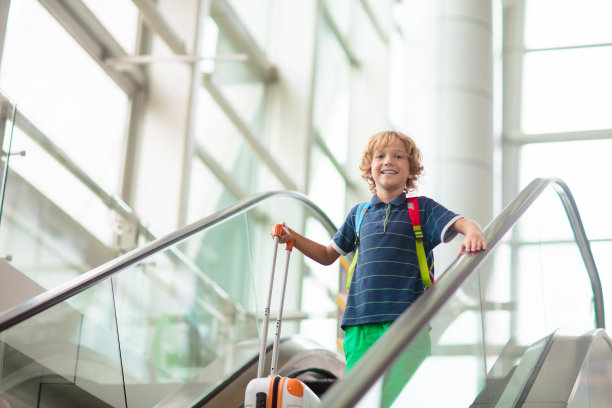 家人在机场。孩子们飞翔。带孩子旅行。图片下载