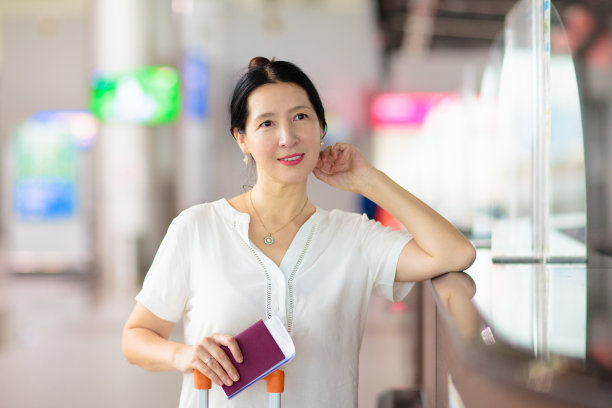 年轻的亚洲女人在机场。乘飞机旅行。图片下载