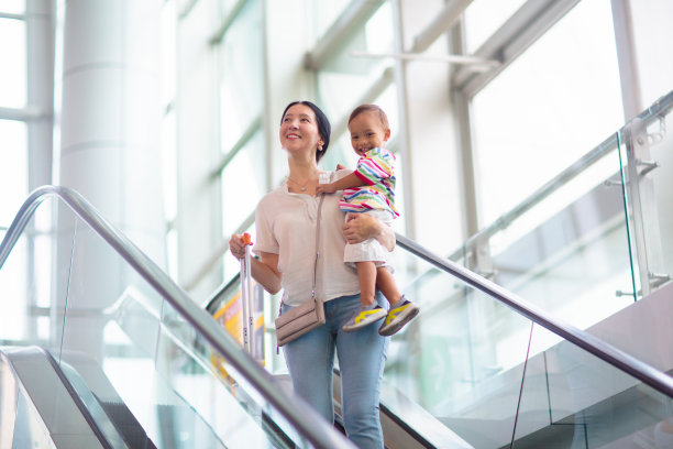 家人在机场。孩子们飞翔。带孩子旅行。图片下载