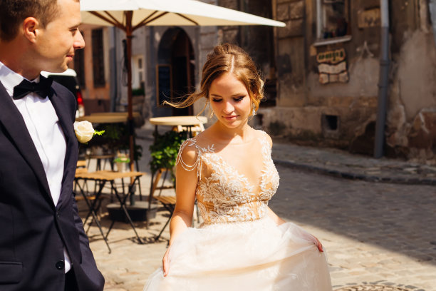 新郎看着美丽的新娘，他们走在老地方图片下载