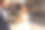 新郎看着美丽的新娘，他们走在老地方图片下载