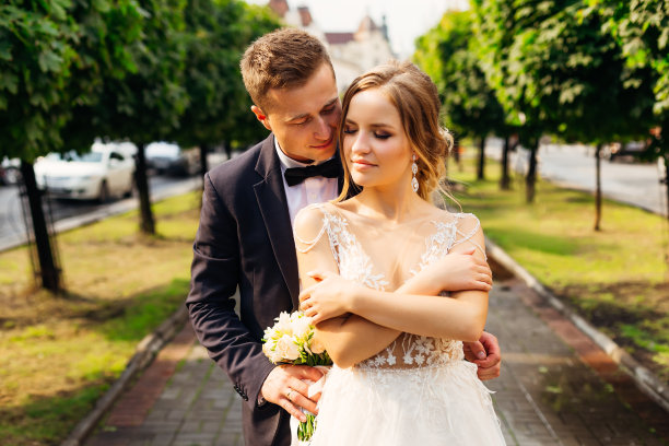 一张精致的新婚夫妇站在街上互相倚靠的照片图片下载