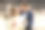 新郎望着以砖墙为背景捧着结婚花束的新娘图片下载