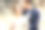 幸福的新娘身穿白色婚纱，化着漂亮的妆，手持婚礼花束，新郎站在她旁边图片下载