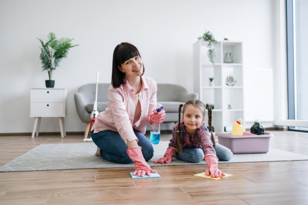 戴手套的女人和女孩在做家务图片下载