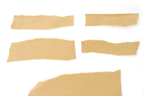 再生纸工艺贴在白色背景上。牛皮纸撕破或撕开的纸片孤立在白色背景上。图片下载