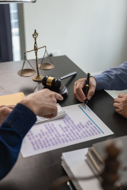 讨论合同文件的律师坐在办公桌前。我们正在咨询和调查法律事务，以协助前来咨询与诉讼有关的法律问题的客户。肖像照片图片下载