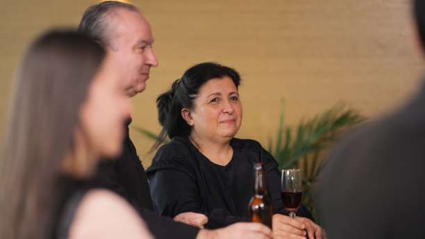 一群商务人士在商务聚会中享受图片下载