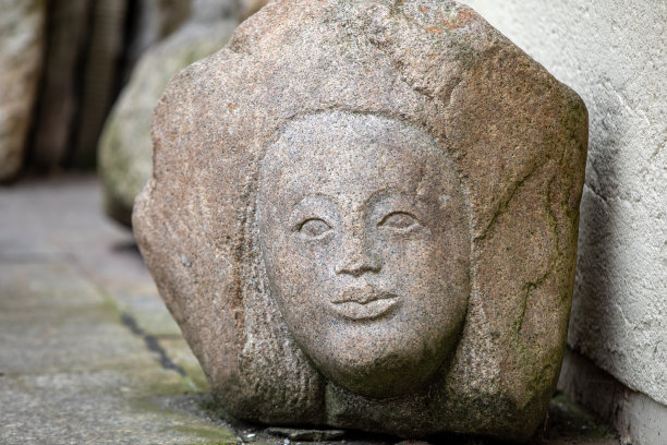 格达斯克Mariacka街房屋入口装饰的石头浮雕。图片下载