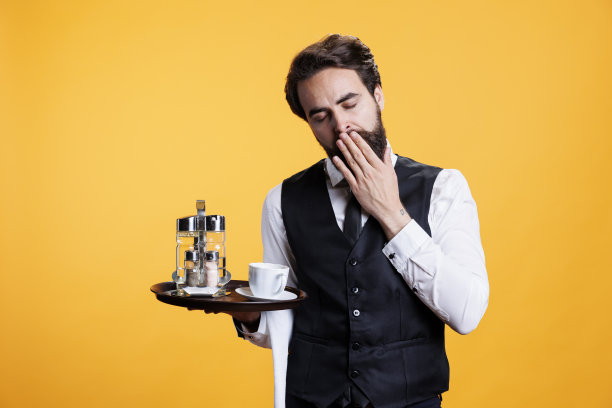 筋疲力尽的管家手里拿着盘子图片下载