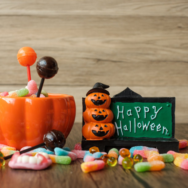 快乐的万圣节有幽灵糖果，南瓜碗，杰克O灯笼和装饰(选择性聚焦)。诡计或威胁，你好十月秋天秋天，节日，聚会和节日的概念图片下载