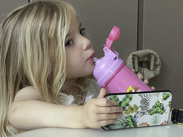 女孩用智能手机看卡通片图片下载