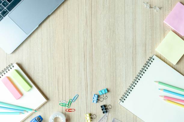 俯视图照片，回到学校的概念，用学校文具，彩色铅笔，油漆，记事本在孤立的木制背景上与文字复制空间的平面布局构图图片下载