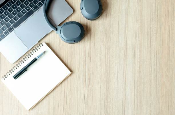 俯视图照片，回到学校的概念，用学校文具，彩色铅笔，油漆，记事本在孤立的木制背景上与文字复制空间的平面布局构图图片下载