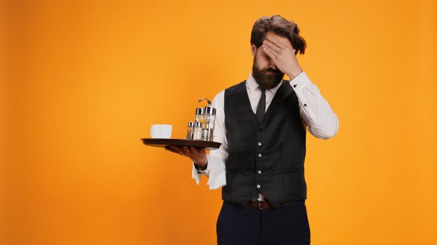 不快乐的管家处理偏头痛图片下载