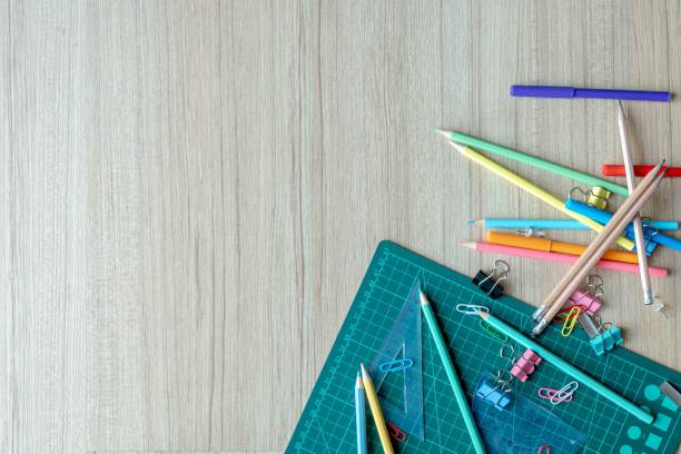 俯视图照片，回到学校的概念，用学校文具，彩色铅笔，油漆，记事本在孤立的木制背景上与文字复制空间的平面布局构图图片下载