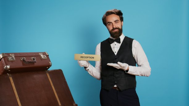 工作人员在摄像机上显示接待指示图片下载