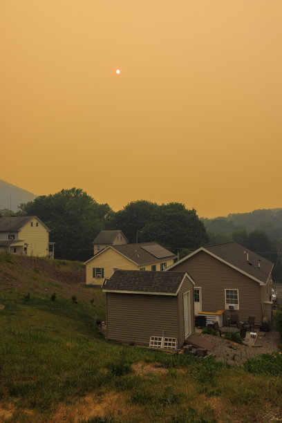 红色烟雾中的美国社区。热霾覆盖了宾夕法尼亚州波科诺斯吉姆索普的农村地区图片下载