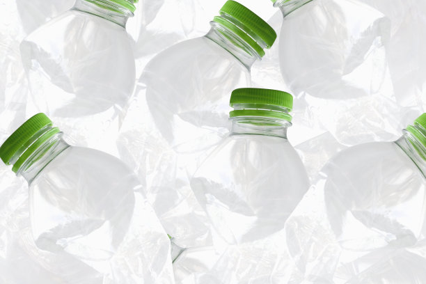 白色背景上有很多塑料瓶。污染，环保理念。垃圾再利用，循环利用，无塑料。地球，世界水日。图片下载