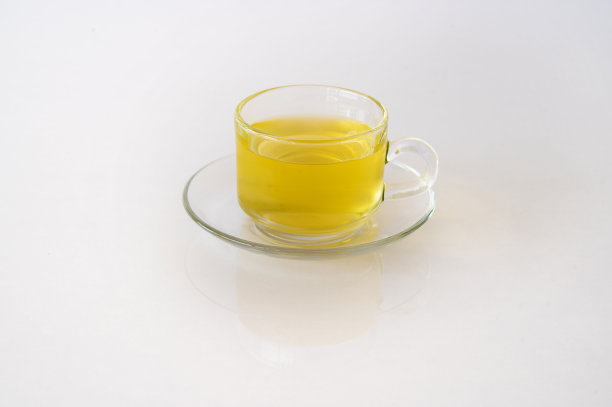 杯与绿茶隔离在白色背景。图片下载