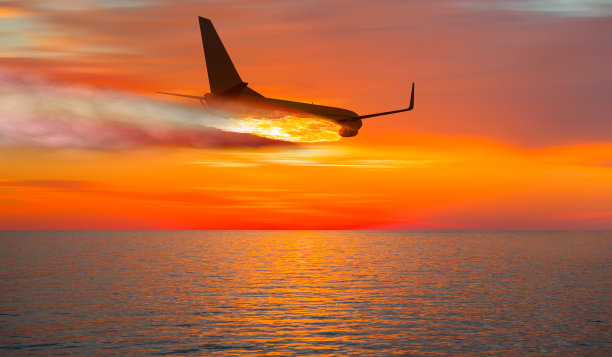 航空母舰和引擎着火图片下载