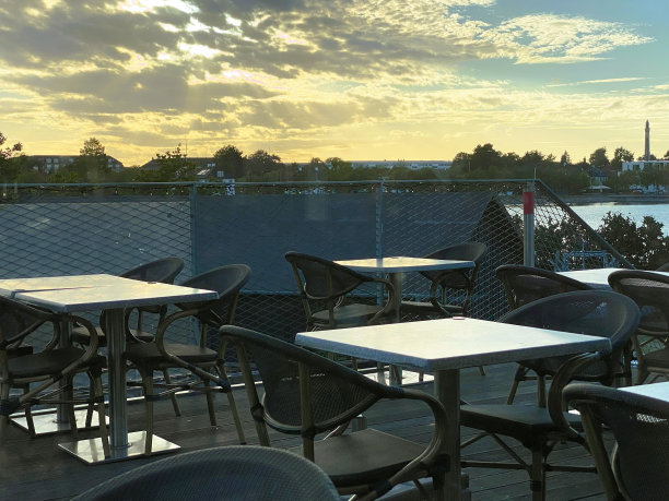 户外哥本哈根咖啡馆，可欣赏海景图片下载