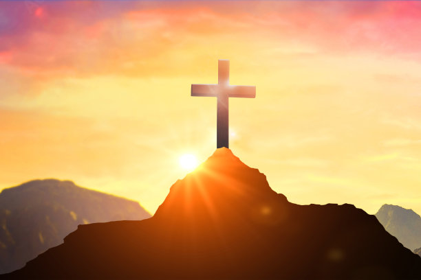 日落天空下的木制十字架或宗教符号概念图图片下载