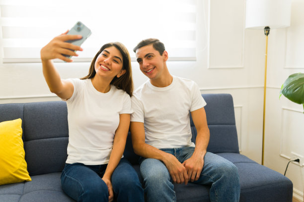 一对幸福的情侣穿着情侣t恤自拍图片下载