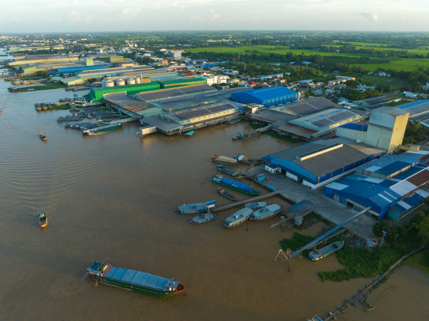 芹苴省Hau河沿岸工业工厂的航拍照片。图片下载