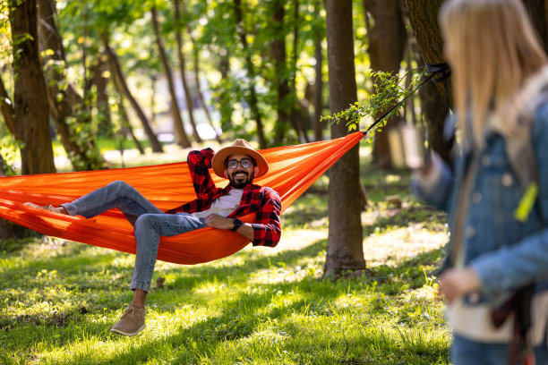 一对年轻夫妇在森林里度周末图片下载
