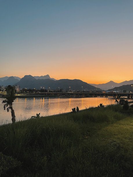 海边城市的暮色图片下载