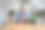 微笑的年轻男性企业家在家庭办公室的桌子上用笔记本电脑用手机聊天图片下载