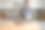 愉快的西装男企业家拿着报告，在家办公室里通过电话讨论图片下载