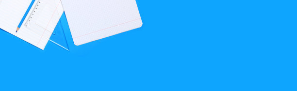 男生或学生书桌的俯视图。工作空间图片下载